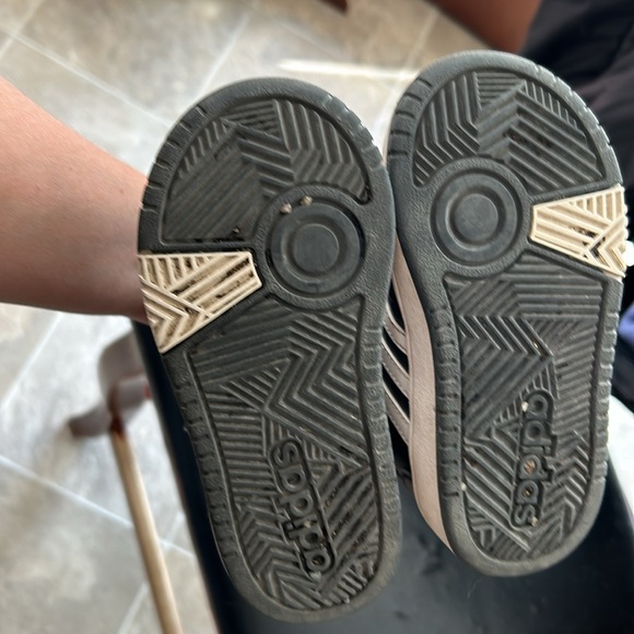 Size 9 toddler adidas high tops - Picture 3 of 3